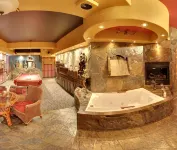 Mariaggi's Theme Suite Hotel & Spa - Hot Tub