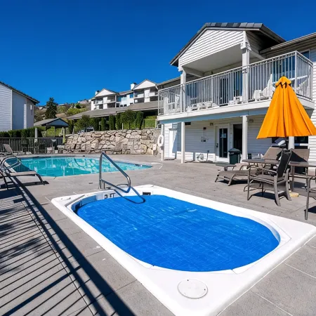 Lovely 2-bedroom condo in Chelan, close to town with mountain views