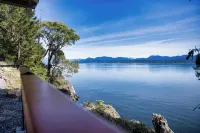 Amazing Views, Private, Spacious, Waterfront with Fire Table, Luxury Furniture.