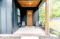 19th Hole - Pickelball, Park, Walk to Downtown - 3-Star
