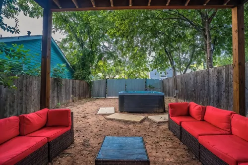 Austin Retreat • Hot Tub & Relaxing Patio - Bungalows