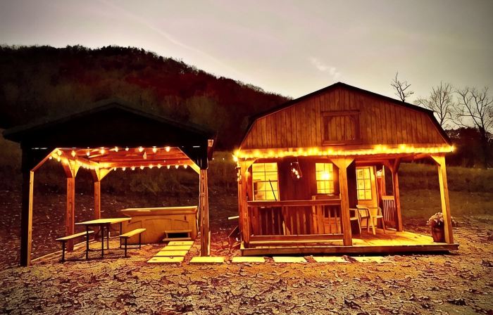 Cozy Tiny Cabin with Hot Tub, 3 Minutes to Seneca Rocks Park Entrance