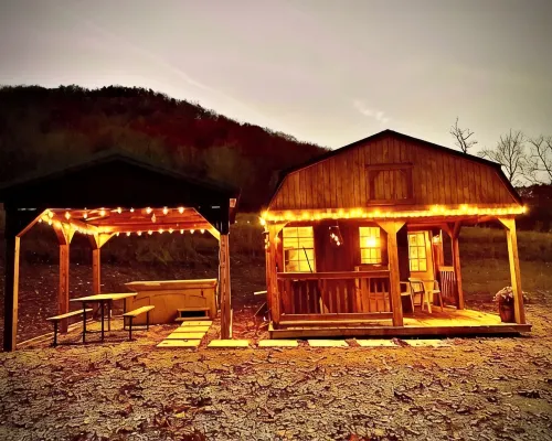 Cozy Tiny Cabin with Hot Tub, 3 Minutes to Seneca Rocks Park Entrance ペンドルトンのホテル