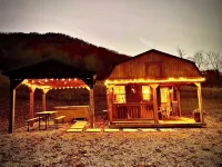 Cozy Tiny Cabin with Hot Tub, 3 Minutes to Seneca Rocks Park Entrance - Feriehus
