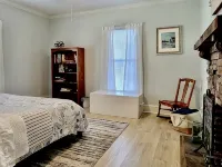Immaculate Cottage in the Historic District. Quiet street, large fenced yard. فنادق في واشنطن