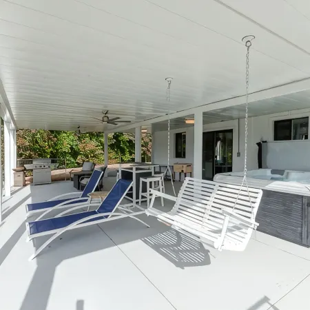 Lakeside Haven: Hot Tub! Wi-Fi! Free Parking! Private! Beach! Centrally located.