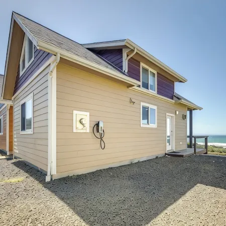 Cozy Cottage at the Beach near Yachats! Dog Friendly and Free EV Charging!