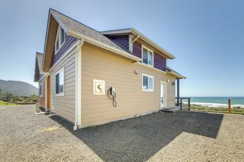 Cozy Cottage at the Beach near Yachats! Dog Friendly and Free EV Charging!