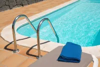 Luxury villa, swimming pool, sea views, A/C, BBQ, WIFI, - Huvilat