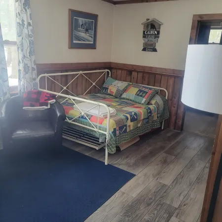 Four season fun, classic LAKEFRONT cabin for families!
