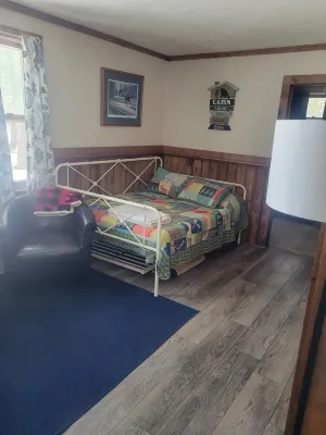 Four season fun, classic LAKEFRONT cabin for families!