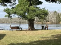 EAGLE LODGE - River Retreat - amazing views of the East Fork of the Chippewa Rvr