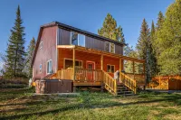 Glacier National Park-cozy, rustic home w/ hot tub, just 6 minutes to the park