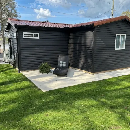 Cozy Lake Cottage on Dewart Lake , 1 Mile from Blue Barn Berry Farm, Hottub!