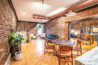 Luxury Downtown Paducah 2 Bedroom 2 Bath Double Condo - 3 ดาว