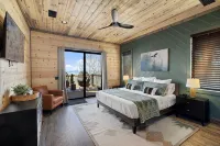 Wonderstruck Cabin-Huge Lake Views-5000Sqft-Gameroom-Playset-HTub-Hike to River - balcony