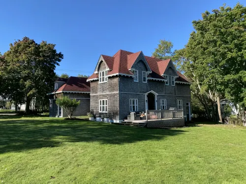Registered Historic Edwardian Carriage House. Close to Katy's Cove.Pet Friendly. - Homestays
