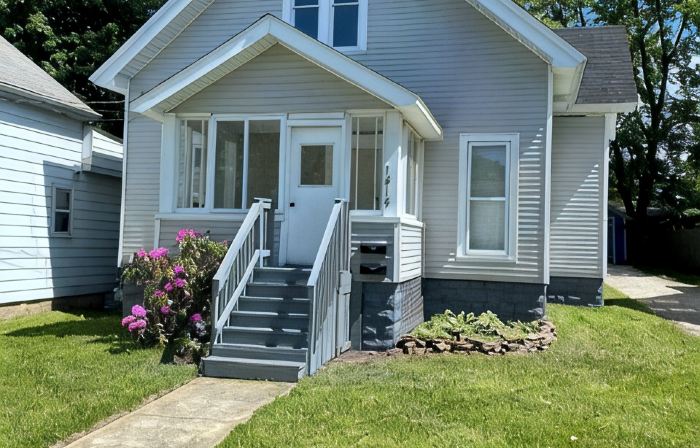 Charming 2-bedroom apartment with AC, WiFi, in The Historic Ashtabula Harbor