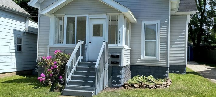 Charming 2-bedroom apartment with AC, WiFi, in The Historic Ashtabula Harbor Hotels in Ashtabula County