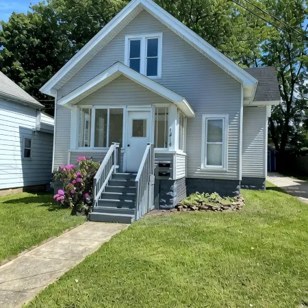 Charming 2-bedroom apartment with AC, WiFi, in The Historic Ashtabula Harbor