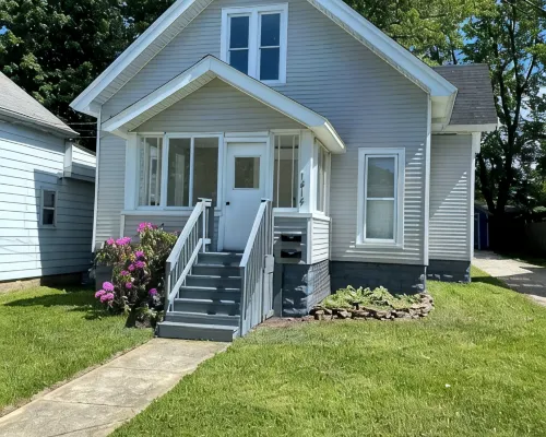 Charming 2-bedroom apartment with AC, WiFi, in The Historic Ashtabula Harbor Hotels in Ashtabula