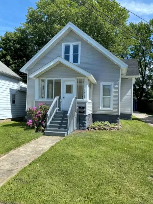 Charming 2-bedroom apartment with AC, WiFi, in The Historic Ashtabula Harbor