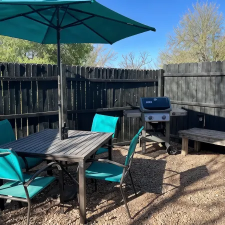 Chic Studio B w/private yard