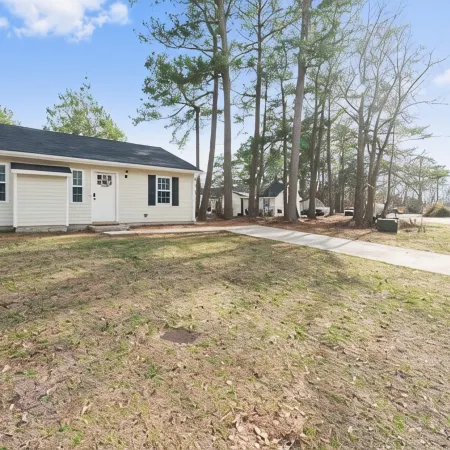 2 Bed 2 Bath, Sleeps 5. Southern Charm- Minutes to Camp Lejeune, Mcas, & Beach