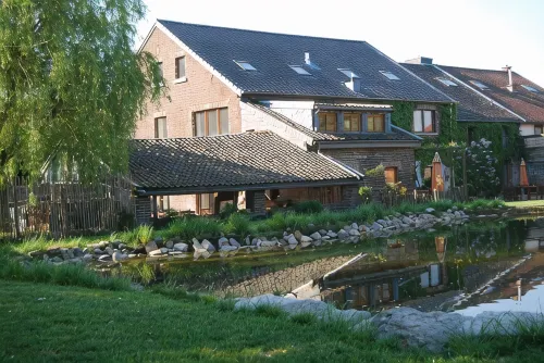 Part of an old manor with a large swimming pond at the border triangle B, NL, D - 2 ดาว