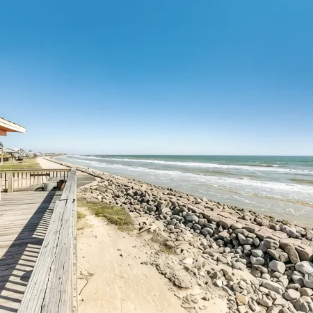 Shore House: Sand Beneath, Waves at Your Doorstep! Perfect deck for Sunrise!