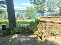 Beautifully appointed lake-view cottage with dock access Hotels in Castleton