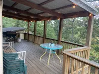 “Iris Cottage” - Cozy Cabin that Sleeps 10 - 3-Star