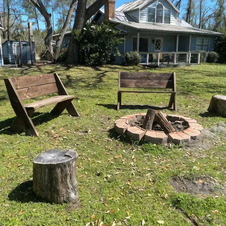 Beautiful 2 story house overlooking the water. Has arcade & Close to the springs
