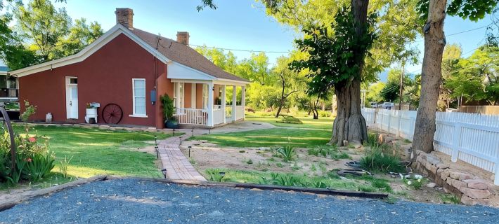 Newly restored historical cottage near Zion National Park Hotéis em Hurricane