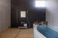 Private Japanese Modern Onsen Villa Azumino Nagano - ที่มีที่จอดรถ