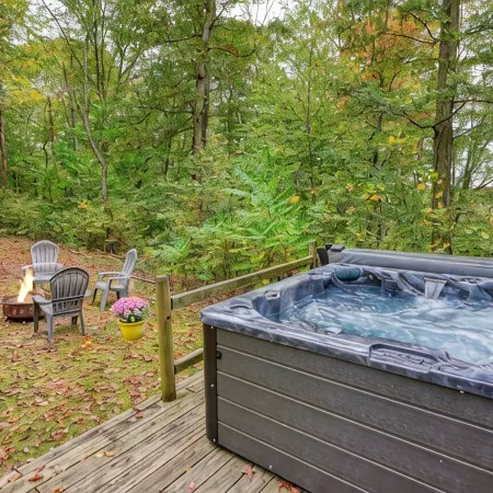 Cozy Casa Carezza Log Cabin, Logan, Ohio, Pet Friendly, Sleeps 6