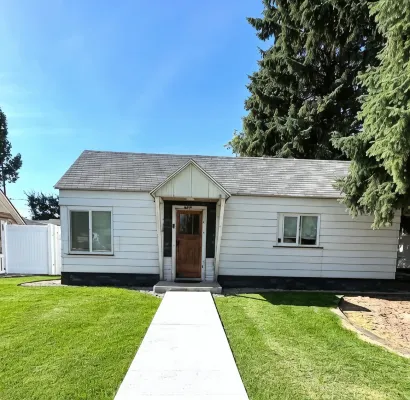 Salmon Goldbug Cottage, hot tub sleeps 8