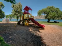 Deluxe View 2 Bedroom Chelan View Condo w/Extra Parking Hotels in Chelan