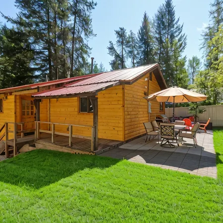 Premier Location-The Cozy West Glacier Cabin