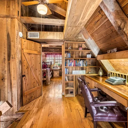 Log Cabin, Utk/Neyland, Smokies, 16Acres, FP, HotTub, Sauna, Fishing, Golf, Pets
