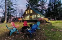 Stunning Lakeview Home: 2Br+Loft, Kayaks, Fire Pit & Shaded Yard – Pet Friendly! - 鄉村度假屋