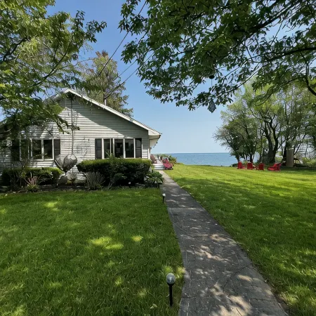 Stunning Lake Views From This Artistic Getaway Hotels in Wayne County