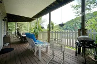 River Retreat with private apartment and deck on the beautiful Delaware River
