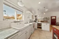 The Cottage on Mill street with Hot Tub - 3 stjerner