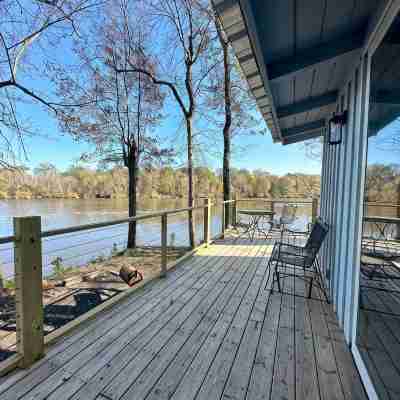 Cozy 2-Bedroom River Front Cabin in Columbus, MS Others