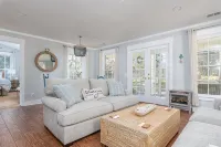 Old Town Bluffton Cottage + Free Golf Cart - Fenced Yard - Downtown - Sleeps 8 - Bathtub