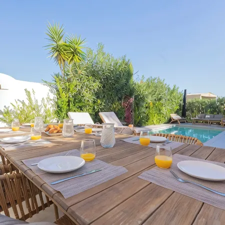 Villa Rénovée Avec Piscine et Amarrage, Dans Domaine Sécurité, Avec Plage à 5 mn Hotels in Grimaud