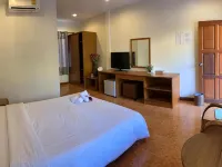 Srisupawadee Resort Отели рядом с достопримечательностью «Вагхор Бич»
