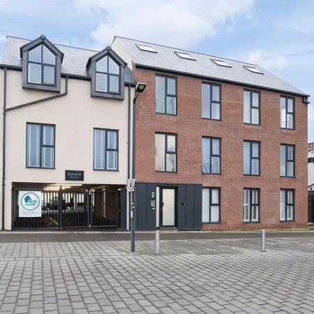 Elliot Oliver - Loft Style 2 Bedroom Apartment with Parking in the Docks