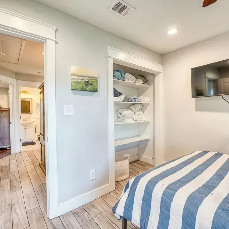 Tranquil Lake LBJ getaway! No boat traffic. Kayak, paddle board & fish in peace!